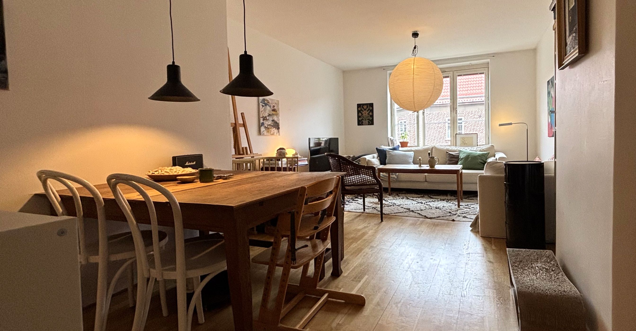 Vardagsrum med plats för både soffa och matbord. Eller kontorsplats.