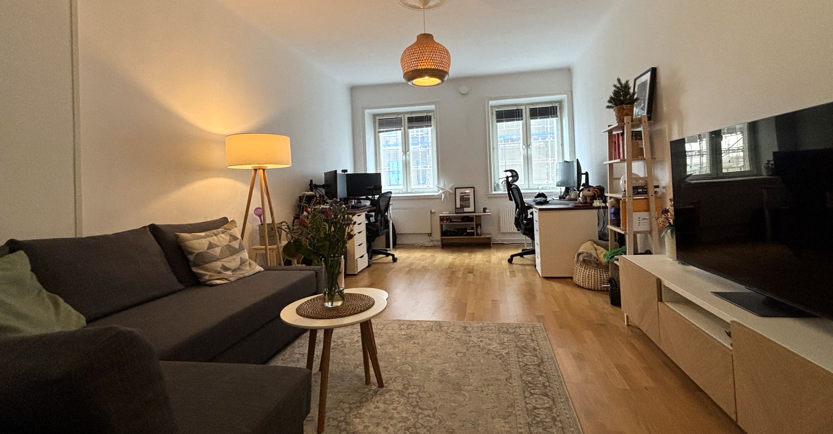 Vardagsrum med plats för både soffa och hemmakontor